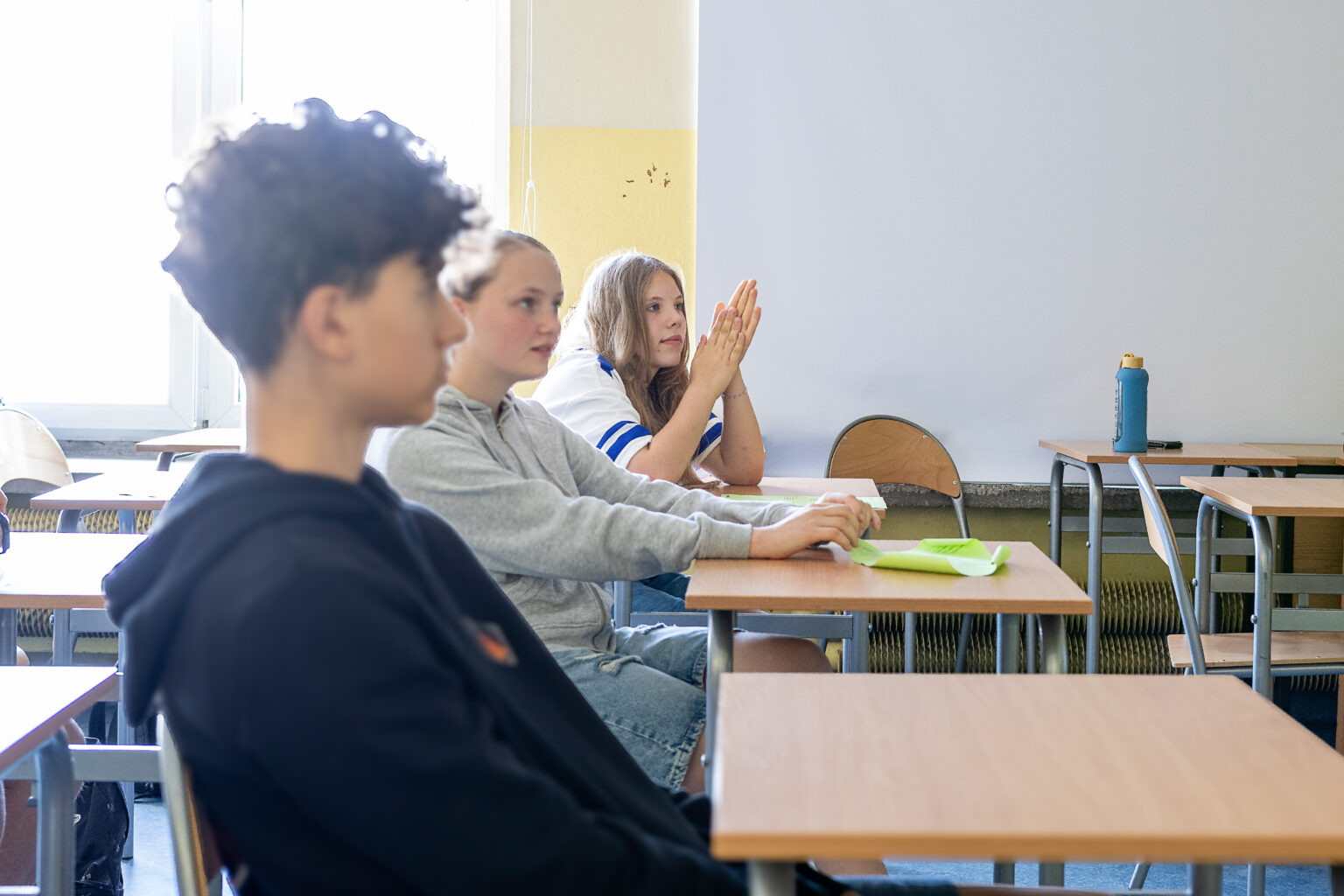 Młodzież podczas zajęć w szkolnej sali